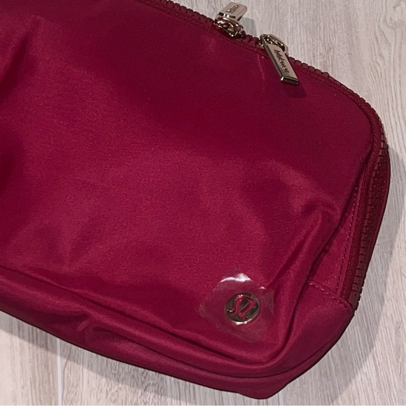 NWT Lululemon 2L Crossbody Belt Bag Rumble Berry Gold Hardware - Picture 7 of 11